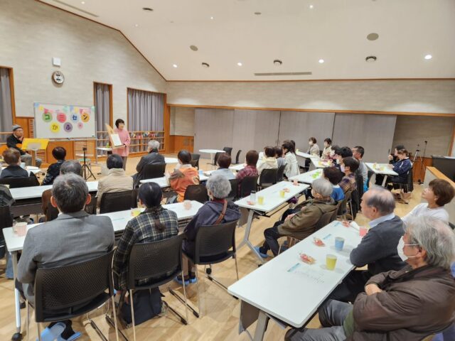 １１月２５日（火）
『でくのぼう's １５３』さんによる、ハープ&ギター 演奏かふぇ🎸

４０名のお客様にお越しいただき
ご夫婦で奏でるハープとギターの優しい音色に
会場のみなさん癒されていました☕

みんなで歌って声を出したり、ハープに実際に触れてみたり
素敵な機会になりました☘️

次回は、12月16日（火）10:00～12:00
佐々木理江子さんと佐藤茂子さんによる
歌声かふぇです🎤🎵
お楽しみに🌈

#コミセンかふぇ
#わしまコミセン
#わしまコミュニティセンター
#コミュニティセンター
#コミセン