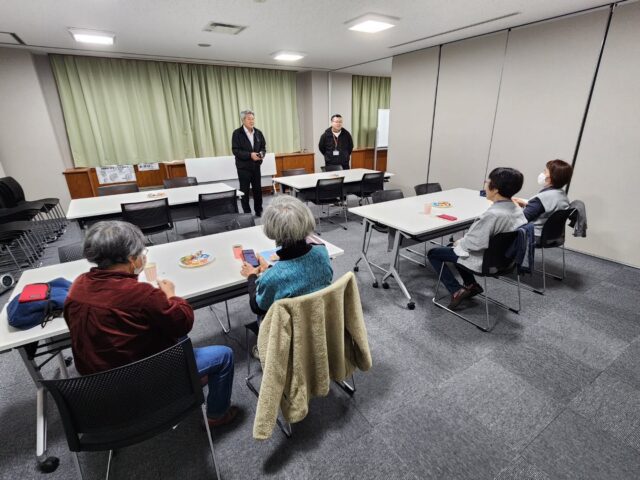 １１月２５日（火）
１３：３０～１５：３０
「スマホかふぇ」を開催しました☕

今年度より毎月行っているスマホかふぇは
お茶を飲みながら、おやつを食べながら、
気軽にスマホの相談やお話ができるかふぇです！

どんなことでも気軽に質問できますし、
相談がなくても、お話にくるだけの方も大歓迎です🙌
気軽に足を運んでくださいね☺

#スマホかふぇ
#スマホ相談
#わしまコミュニティセンター 
#わしまコミセン
#和島