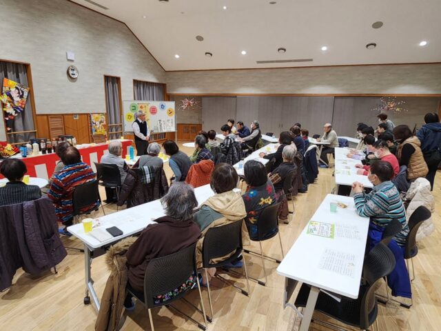 『新年おたのしみかふぇ』🎍🌟

１月２３日（金）和島のエンターテイナー
船場永喜さんによる新年おたのしみかふぇを開催しました☕

47名のお客様にお越しいただき
ビンゴ・食道楽・肩もみ・ペットボトル立て・
あと出しじゃんけんなどのユニークなゲームや
新潟県クイズ、マジックをみんなで楽しみ🎩🪄
また、船場さんのトーク術に会場が笑いで溢れていました☺
最後はみんなで歌って声を出し、素敵なかふぇになりました☘️

次回は、２月１６日（月）10:00～12:00
栄養士講座かふぇです☕
骨粗しょう症予防のお話を聞きながら、
日々の食事チェックをしてみませんか？
栄養について気になることを
コーヒーを飲みながら気軽にお話ししましょう🌈

#コミセンかふぇ
#わしまコミセン
#わしまコミュニティセンター
#コミュニティセンター
#コミセン