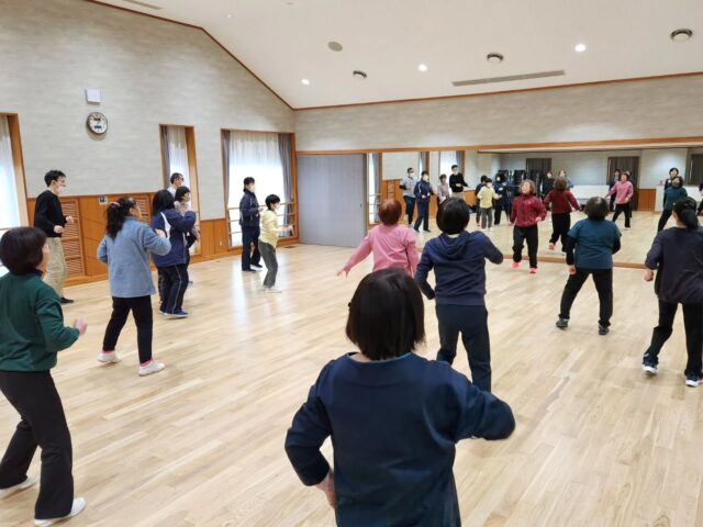 ズンバゴールド体験教室🕺✨

１月３０日（金）ズンバゴールド体験教室を開催しました🎵
参加者は１６名！
講師の小黒由記江先生の動きを真似しながら
ラテンの音楽に合わせて参加者みんなで踊りました☺
間違えても大丈夫！好きなように動かして楽しむのが一番です！
みんなでいい汗をかきました☀️
ご参加いただきありがとうございました☘️

#ズンバゴールド
#わしまコミセン
#わしまコミュニティセンター
#コミュニティセンター
#コミセン