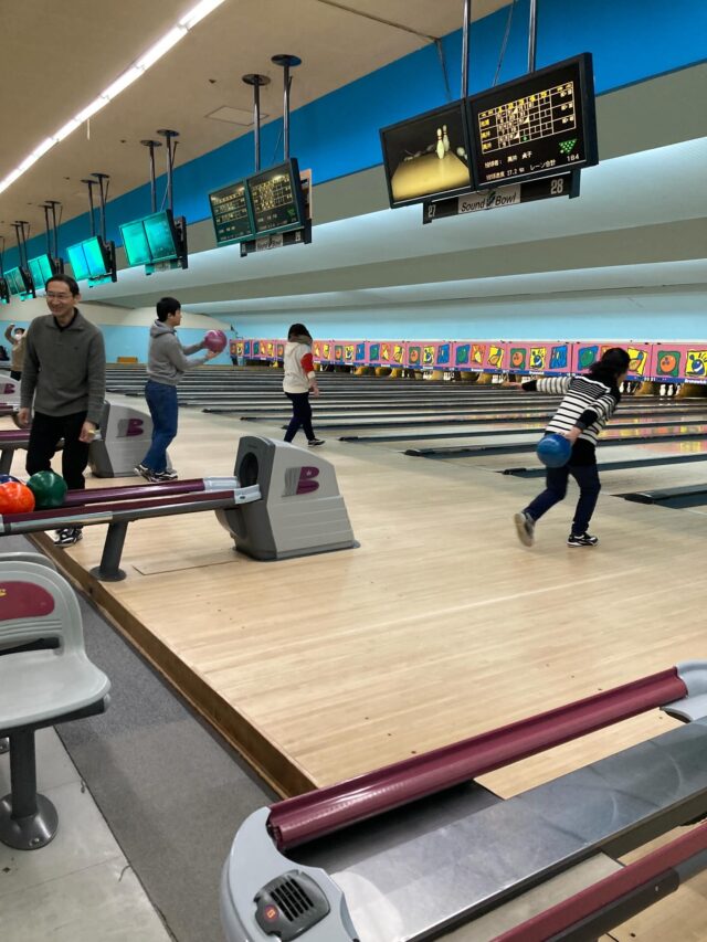 ⛄️和島地域　ボウリング大会⛄️

2月1日（日）見附のサウンドボウルにて
『和島地域　ボウリング大会』が開催されました❣️

一般の部・親子の部に分かれ、大人から子どもまで
総勢71名の方が参加されました☺️
ストライクが出ると歓声を上げたり、ハイタッチ
をしたりと賑やかな大会になりました🌈

連日、降り積もる雪の中、参加された皆さん
お疲れ様でした‼️

#わしまボウリング
#ボウリング大会
#わしまコミセン
#コミセン
#わしまコミュニティセンター